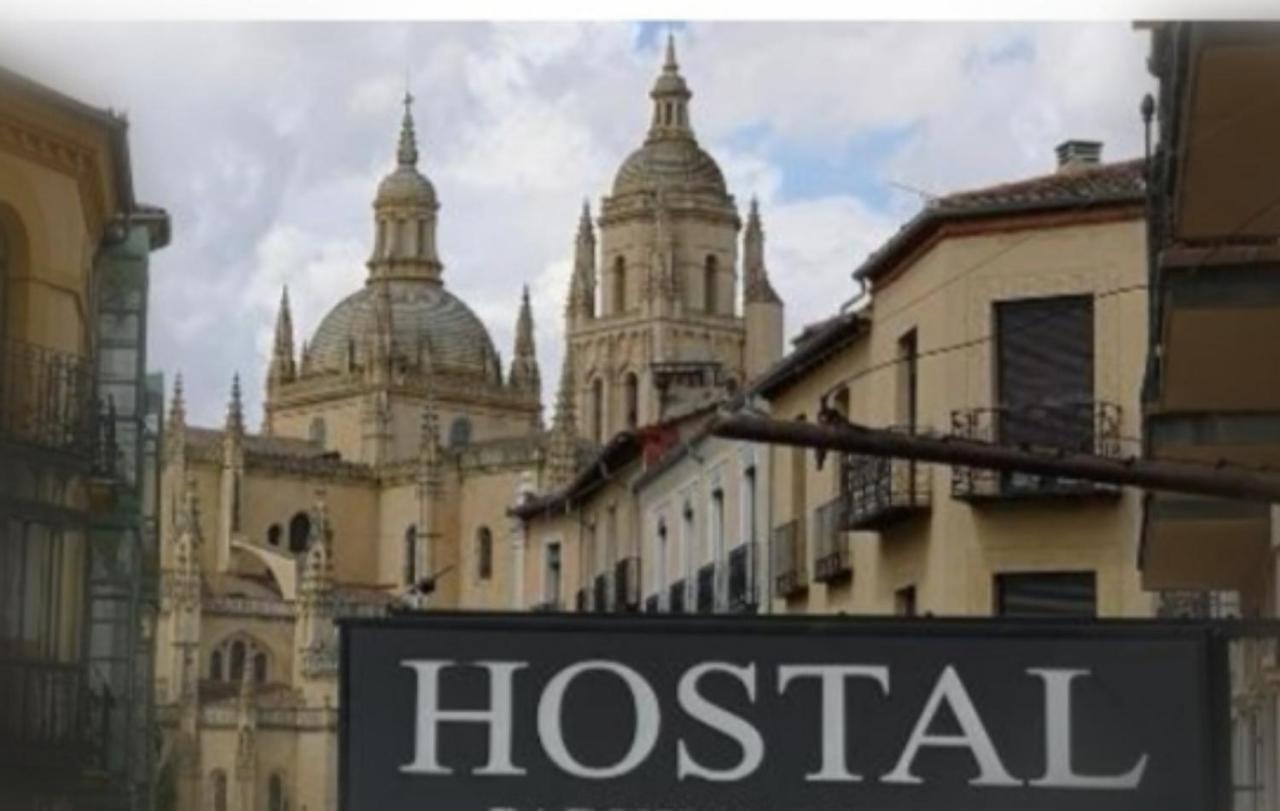 Hostal Plaza Сеговия Экстерьер фото